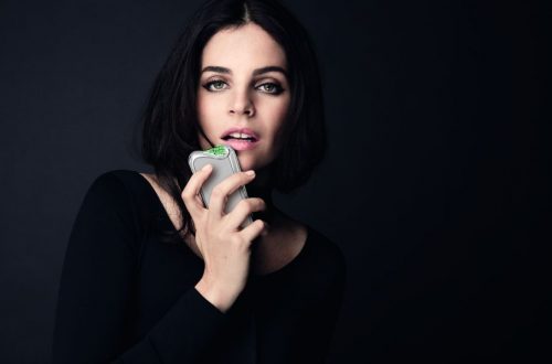 Luxury Smartphones for Women: Savelli x Gemfields = A Unique Collaboration 6 Julia Roitfeld Emerald Insane Luxury Smartphones for Women: Savelli x Gemfields = A Unique Collaboration - EAT LOVE SAVOR International Luxury Lifestyle Magazine